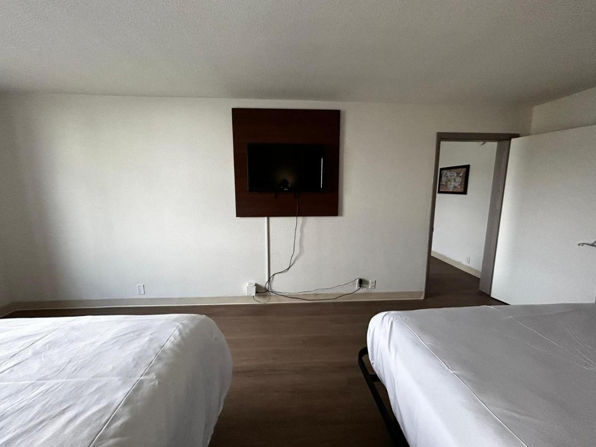  | Econo Lodge Inn & Suites