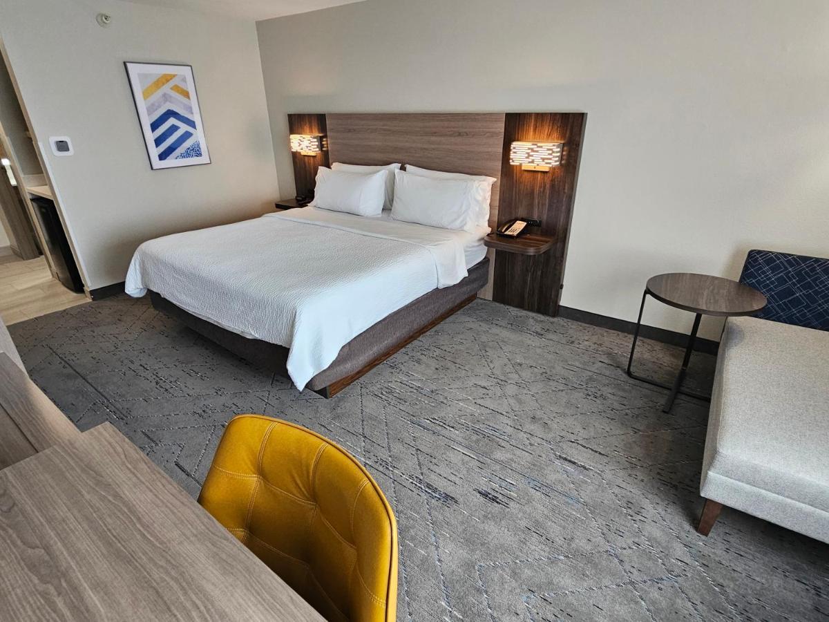  | Holiday Inn Express Hotel & Suites Cincinnati-Blue Ash, an IHG Hotel